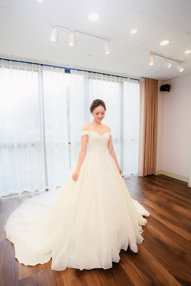 Mới đây hình ảnh Ngọc Hà diện váy cưới lại gây chú ý. Nhiều tin đồn cô sẽ lên xe hoa trong năm nay. Tuy nhiên người trong cuộc chưa lên tiếng vì muốn giữ bí mật. Ngọc Hà khiến cư dân mạng phát sốt với chiếc váy cúp ngực sexy, kết hợp với phần voan mỏng nhẹ ngang ngực. Hình ảnh mới từ loạt ảnh thử váy cưới của Ngọc Hà khiến tin đồn Quatrian shbet hiện đang mở giữa cô và Công Lý thêm cơ sở vững tin. (Danviet)