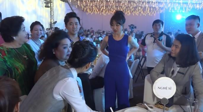 Trấn Thành khá khó chịu, khi thấy máy quay đang ghi lại sự việc, nam nghệ sĩ yêu cầu dừng lại.