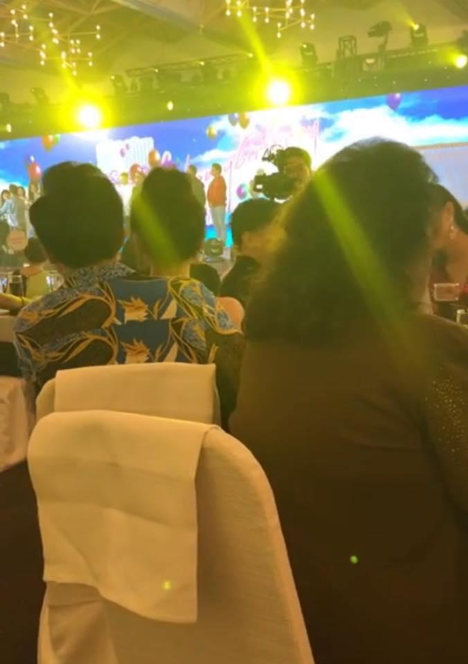 Trấn Thành để cho Hari Won ngồi lên đùi mình trong suốt buổi tiệc.