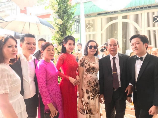 Nhã Phương vui vẻ chụp hình cùng họ hàng, nguwoif thân bên nhà trai.