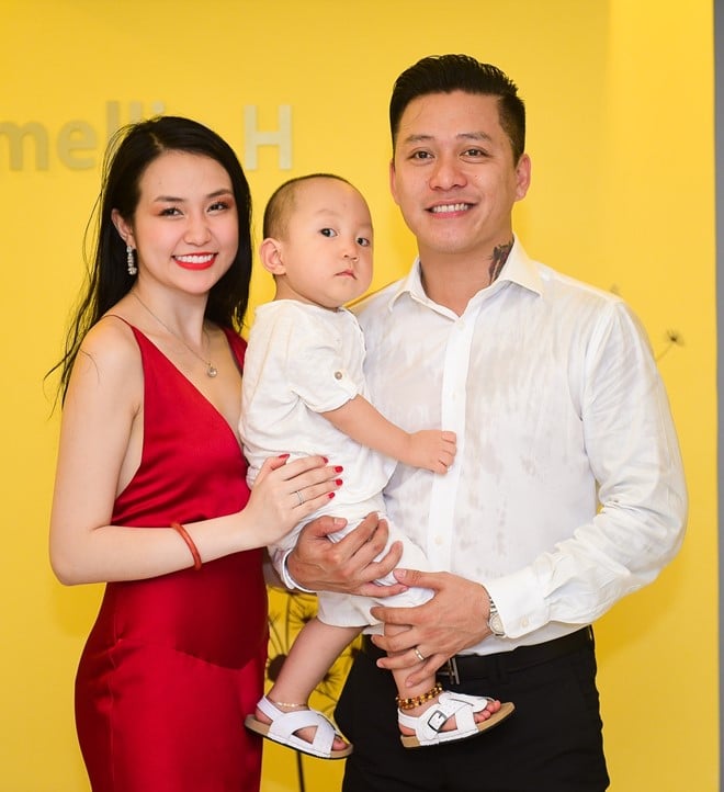 Tài ản vô giá của Tuấn Hưng chính là bà xã xinh đẹp và cậu con trai kháu khỉnh.