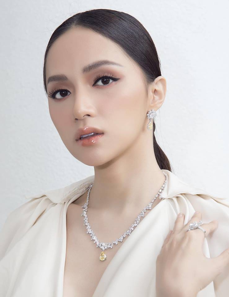 Hương Giang chính là Hoa hậu đầu tiên ở Việt Nam cán mốc 1 triệu lượt follower trên instagram. Đây phải là con số 