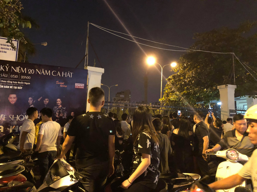 Hàng trăm khán giả có mặt tại Cung thể thao Quần Ngựa (Hà Nội) để xem liveshow rất ngạc nhiên và hoang mang khi không hề nhận được bất kì thông báo cụ thể nào trước đó.