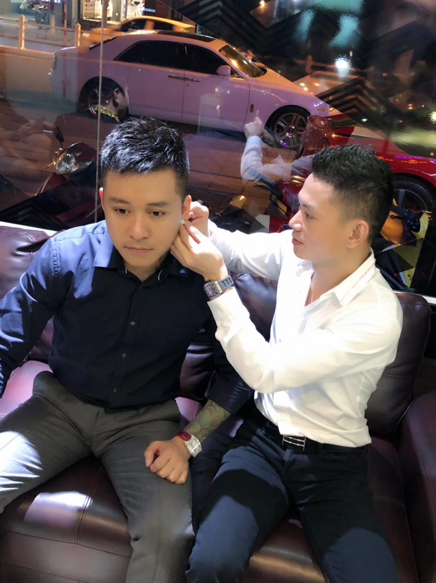 Tuấn Hưng đi mua viên kim cương 7 tỷ.