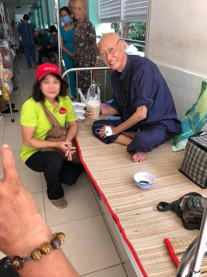 Sau thời gian tạm xuất viện, nghệ sĩ Lê Bình vừa trở lại bệnh viện để các bác sĩ chăm sóc và theo dõi bệnh tình. Trên trang cá nhân ông chia sẻ những bức ảnh ghi lại khoảnh khắc vẻ mặt lạc quan, tươi cười khi có đồng nghiệp và khán giả đến thăm hỏi, phát quà từ thiện. Nhưng điều khiến khán giả xót xa nhất là nhìn thấy cánh tay gầy trơ xương của nam nghệ sĩ. (phunuvagiadinh)