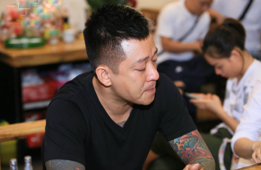  Tuấn Hưng khóc nghẹn vì liveshow kỉ niệm 20 năm đi hát bị hủy.