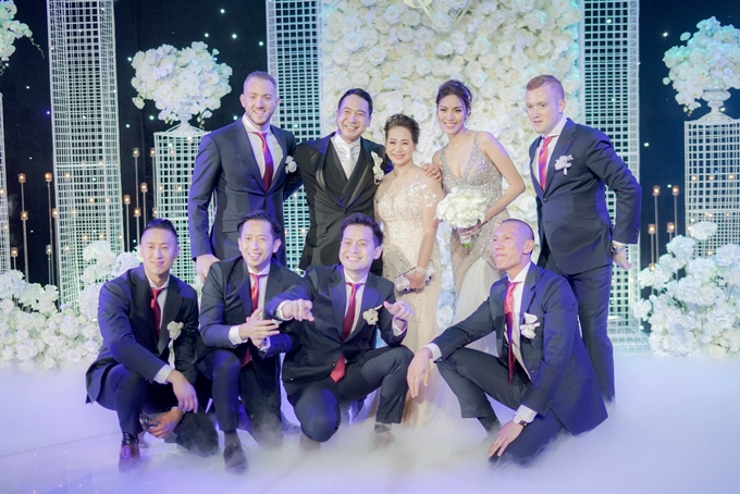 Dàn phù rể bên nhà trai cũng đầy ấn tượng.