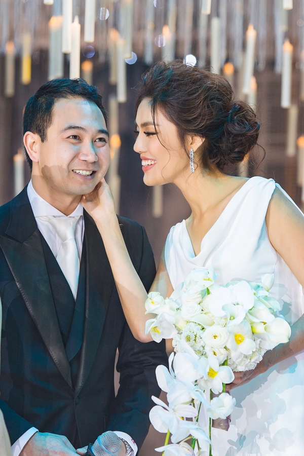  Không khó để thấy được nụ cười rạng rỡ, đầy hạnh phúc của cặp đôi. Chồng của Lan Khuê sinh năm 1987 và từng đi du học ở Canada trước khi về Việt Nam phát triển sự nghiệp. 31 tuổi nhưng John Tuấn Nguyễn sở hữu một resort có tiếng ở Nha Trang, anh cũng là một doanh nhân trong lĩnh vực kinh doanh nhà hàng, khách sạn và là phó chủ tịch Hiệp hội du lịch Nha Trang - Khánh Hòa.
