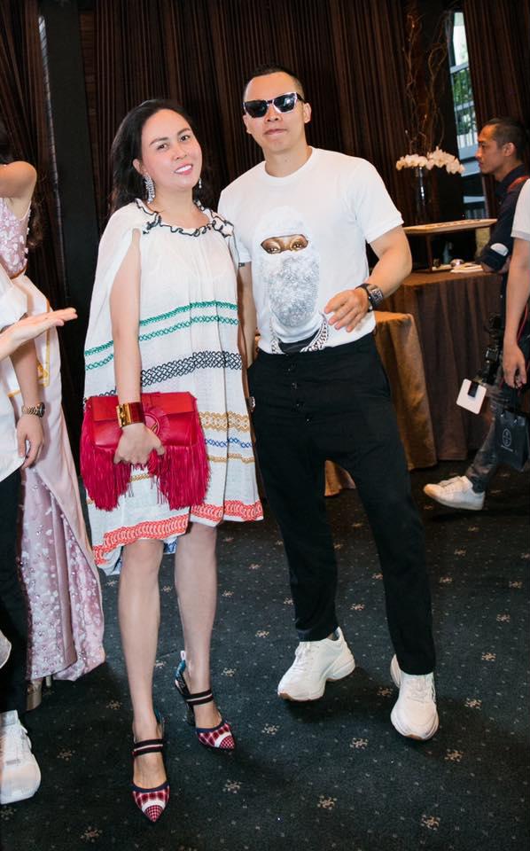 Mới đây, doanh nhân Phượng Chanel khiến dân tình phải xuýt xoa khi đăng tải trên trang cá nhân loạt ảnh đi sự kiện với ông bầu Vũ Khắc Tiệp. Nữ đại gia khiến nhiều người bất ngờ khi khi khoe Mừng SHBET phiên bản mới 2025 trắng hồng không tì vết, gương mặt trẻ trung cùng gu thời trang hợp thời. Xuất hiện tại sự kiện, nhiều người nhận xét, khi đứng cạnh các mỹ nhân trong showbiz Phượng Chanel cũng chẳng hề kém cạnh. (phunutoday)