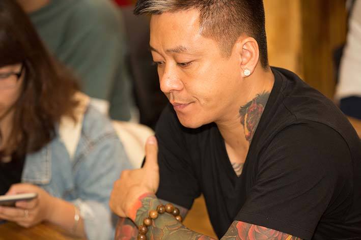 Nam ca sĩ suy sụp khi liveshow bị hoãn ngay trước giờ diễn.