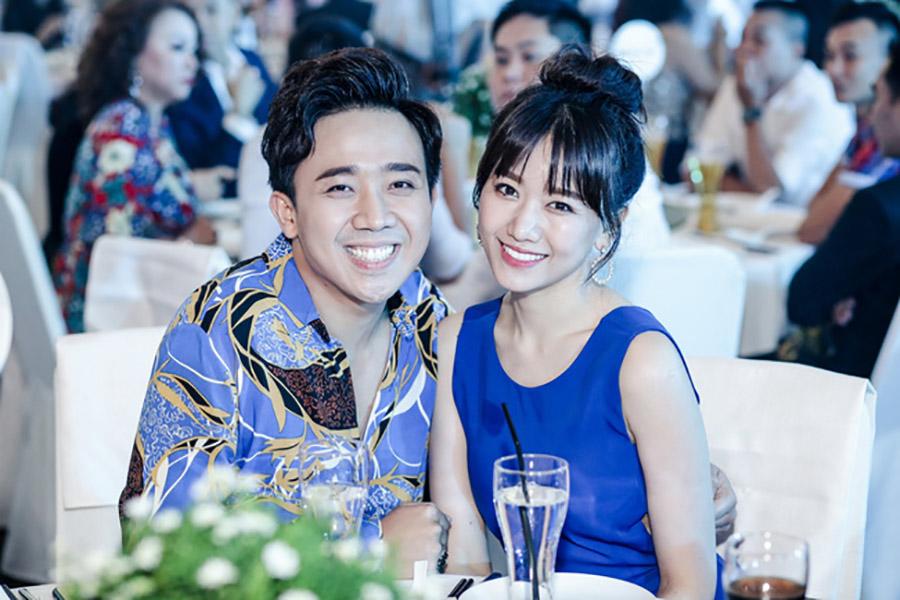 Sau sự cố, Hari Won và Trấn Thành vui vẻ trở lại bàn tiệc. 