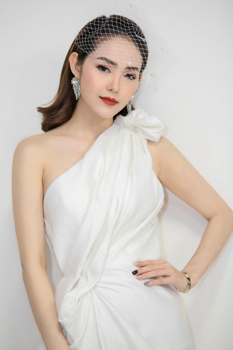 Mới đây, nữ ca sĩ Minh Hằng được chọn làm đại diện Việt Nam có mặt tại hạng mục Nghệ sĩ Đông Nam Á xuất sắc nhất (Best Southeast Asia Act) trong giải MTV EMA 2018.Tuy nhiên, nhiều tranh cãi trong cộng đồng mạng Việt xoay quanh việc Minh Hằng được chọn lựa mà không phải một cái tên như Tóc Tiên, Sơn Tùng hay Mỹ Tâm... Bên cạnh đó, các fan của nữ ca sĩ bênh vực thần tượng, cho rằng Minh Hằng xứng đáng vì không vướng scandal. (danviet)