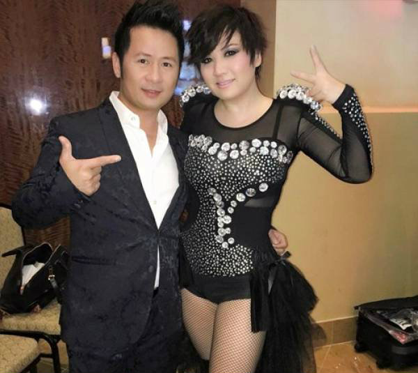 Bằng Kiều ôm eo vợ cũ khi hội ngộ.