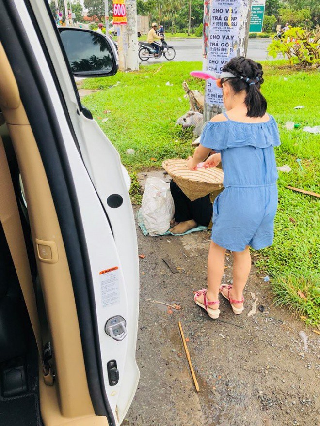 Hành động đáng khen của con gái Công Vinh - Thủy Tiên.