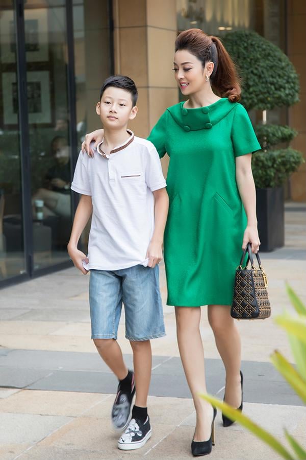 Mới đây nhất, trên trang cá nhân, Jennifer Phạm gây chú ý khi đăng tải những khoảnh khắc bình yên bên con trai cưng Bảo Nam. Ngay lập tức người hâm mộ đều ngỡ ngàng vì cậu nhóc bé nhỏ ngày nào giờ đã cao vượt trội và vẻ ngoài vô cùng điển trai.    Bên cạnh đó, cư dân mạng cũng không khỏi xuýt xoa trước nhan sắc đẹp không tì vết của bà mẹ 3 con đã qua tuổi 30. (phunutoday)