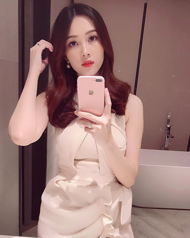 Vẻ đẹp ngày càng gợi cảm, mặn mà của Hoa hậu ở thời điểm hiện tại khiến nhiều người thích thú.