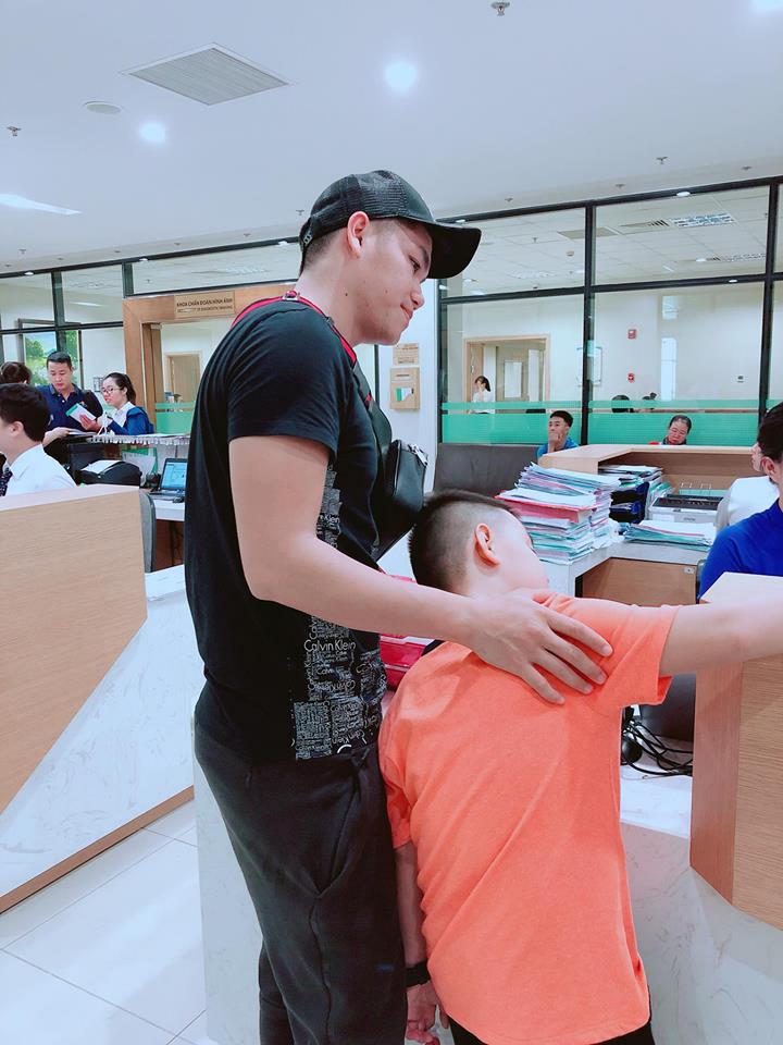 Trung Kiên và bé Cà Pháo luôn tỏ ra thân thiết với nhau.