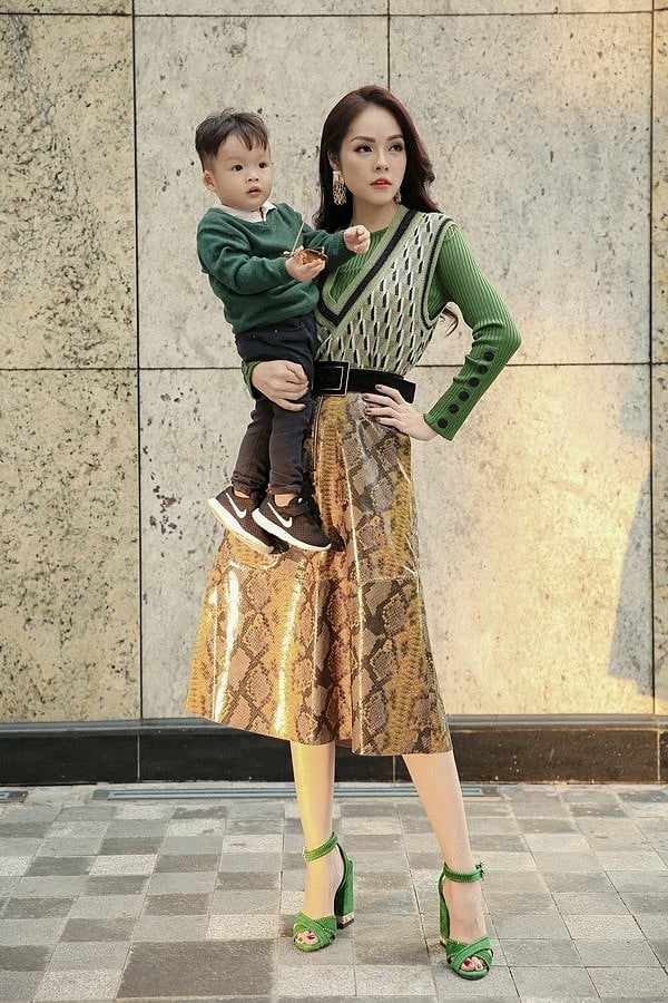 Vừa qua, nữ diễn viên Dương Cẩm Lynh cùng cậu con trai Will thực hiện bộ ảnh. Năm nay hai mẹ con diễn viên sẽ tổ chức sinh nhật cùng nhau vì cùng sinh vào tháng 10. Đây là lần đầu tiên Dương Cẩm Lynh xuất hiện cùng con trai 2 tuổi sau khi quyết định ly hôn chồng. Có thể thấy sau mọi chuyện giờ đây cô đã tươi tắn hơn và chăm chỉ làm việc để lo cho con. (vietgiaitri)