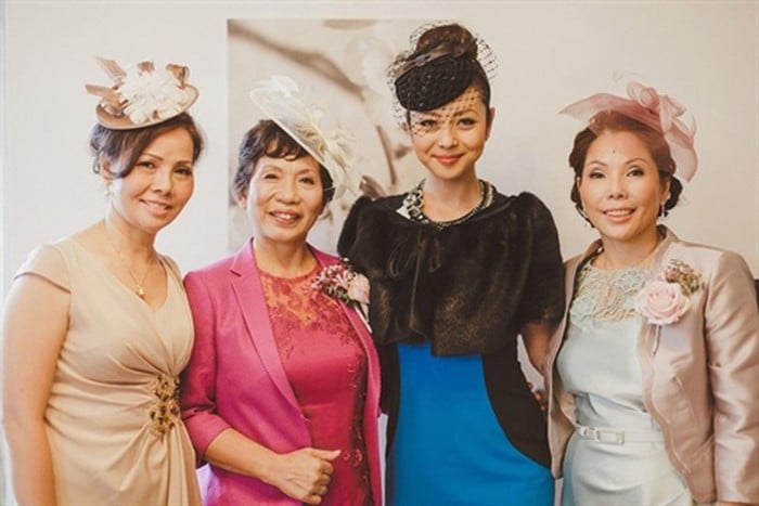 Jennifer Phạm và mẹ chồng (ở giữa).
