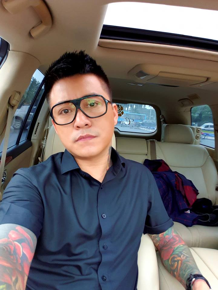 Mới đây, ca sỹ Tuấn Hưng bất ngờ cập nhật hình ảnh đầu tiên của mình sau 5 ngày xảy ra vụ liveshow bị dừng đột ngột. Ngồi trên siêu xe 15 tỷ với tâm trạng còn khá buồn, vẻ ngoài mệt mỏi được anh che giấu qua cặp kính. Thế nhưng, dường như vẫn muốn gửi gắm thông điệp bình an để fan được yên tâm. Ông bố hai con viết: 
