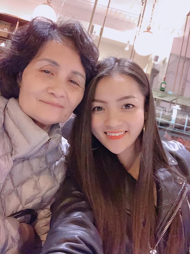 Bức ảnh được Thuỷ Top chia sẻ chụp cùng mẹ tại New York.