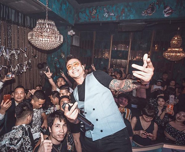 Hình ảnh Tuấn Hưng đi diễn tối 12/10.