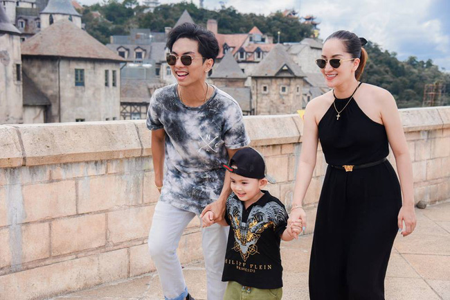 Khánh Thi vừa chia sẻ với người hâm mộ loạt ảnh trong chuyến đi du lịch Đà Nẵng - Hội An cùng ông xã Phan Hiển và con trai Kubi Minh Cường. Liên tục chia sẻ những khoảnh khắc lãng mạn, ngọt ngào, tổ ấm hạnh phúc của Khánh Thi nhận được sự ngưỡng mộ từ đông đảo khán giả. (eva.vn)