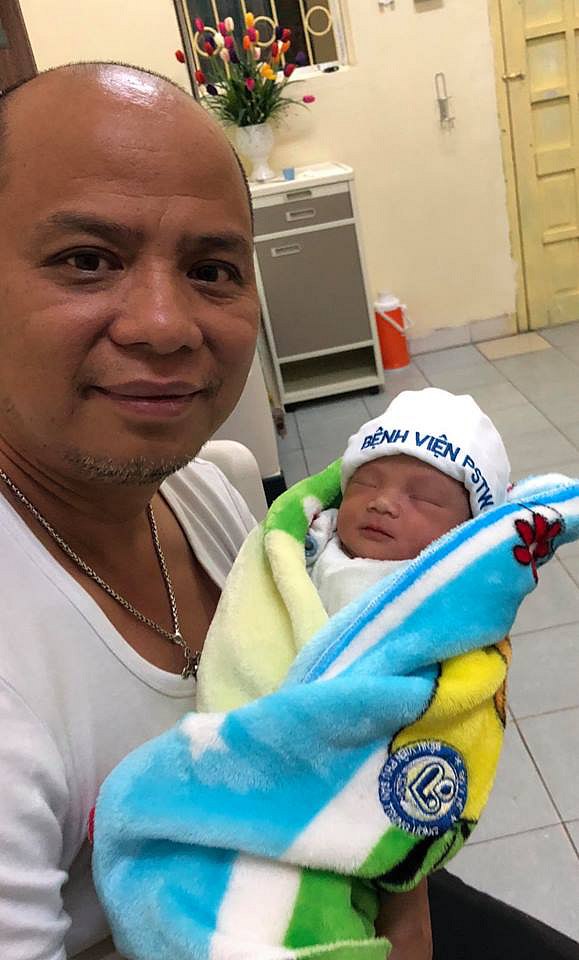 Mới đây, nữ diễn diễn viên Nguyệt Hằng – vợ nam diễn viên Anh Tuấn và chia sẻ khoảnh khắc hạnh phúc bên chồng khi đón cô con gái thứ 4 chào đời. Trước đó, họ đã có 2 cô con gái và 1 cậu con trai. Tin vui khi Shbet111 slot, casino, thể thao, xổ số có thêm thành viên mới của vợ chồng diễn viên đã nhận được nhiều lời chúc mừng từ bạn bè trong giới nghệ sĩ và người hâm mộ. (vietgiaitri)
