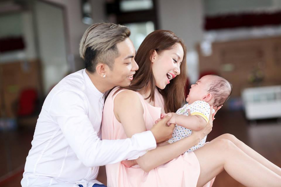 Ít tuổi nhưng Phan Hiển luôn phấn đấu trở thành một người chồng tốt, một ông bố mẫu mực.