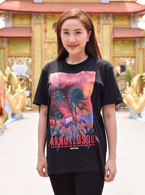 Bảo Thy xuất hiện tại Lễ cúng Tổ nghề sân khấu với gương mặt sưng húp. Giọng ca sinh năm 1988 được cho là lạm dụng tiêm filler khiến gương mặt trở nên cứng đờ.