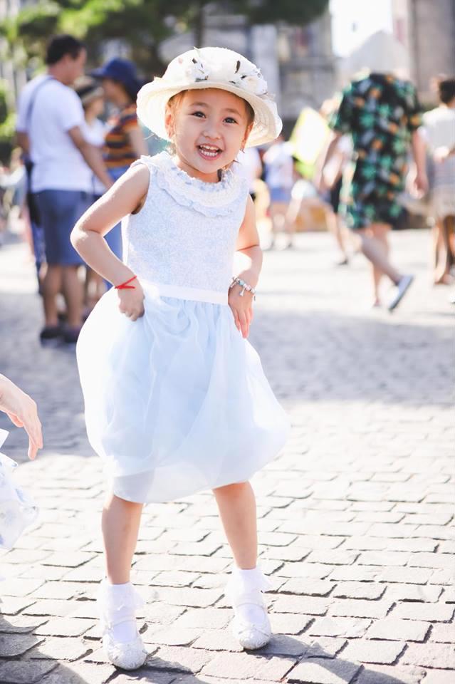 Đôi mắt sáng, nụ cười tươi, cô bé được dự đoán sẽ nối gót mẹ trở thành một cô hoa hậu trong tương lai.