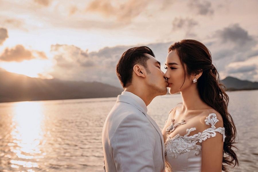 Đôi vợ chồng không ngần ngại dành cho nhau những cái ôm thật chặt, trao nhau ánh nhìn âu yếm và nụ hôn đắm đuối. 