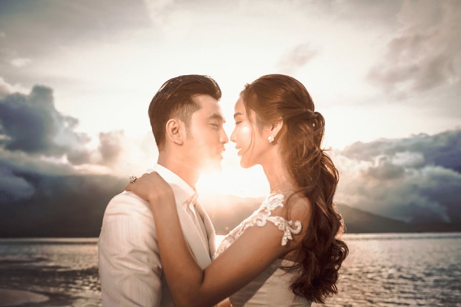 Để có được những khoảnh khắc đón cả bình minh lẫn hoàng hôn bên nhau, vợ chồng Ưng Hoàng Phúc không ngại thức dậy sớm để chuẩn bị, sau đó chờ đợi đến khi trời chuyển tối như ngụ ý sẽ cùng nhau có bắt đầu và kết thúc trọn vẹn. 
