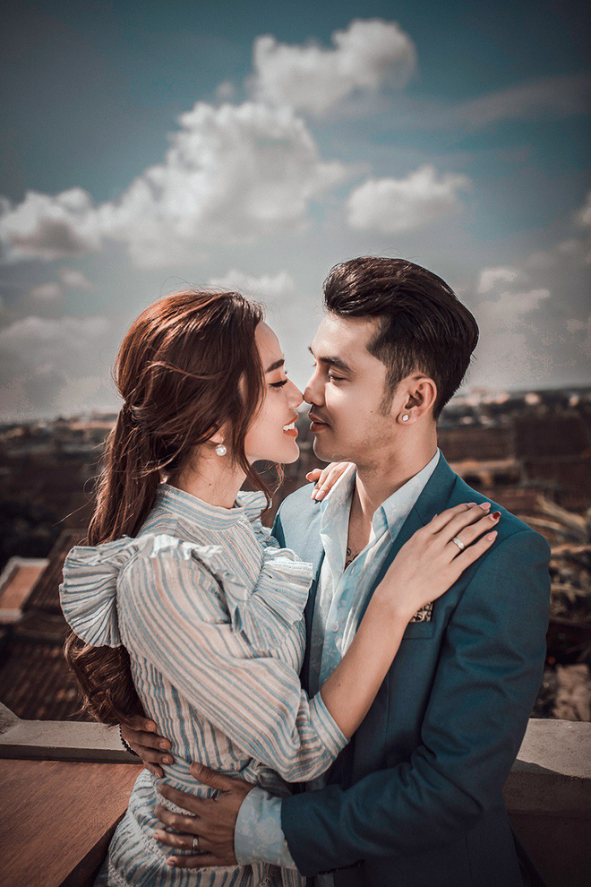 Sau màn cầu hôn cực lãng mạn trên biển, Ưng Hoàng Phúc vừa hé lộ bộ ảnh cưới chụp cùng bà xã Kim Cương. 
