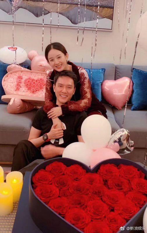 Triệu Lệ Dĩnh khoe ảnh ôm chặt ông xã Phùng Thiệu Phong trong tiệc sinh nhật.