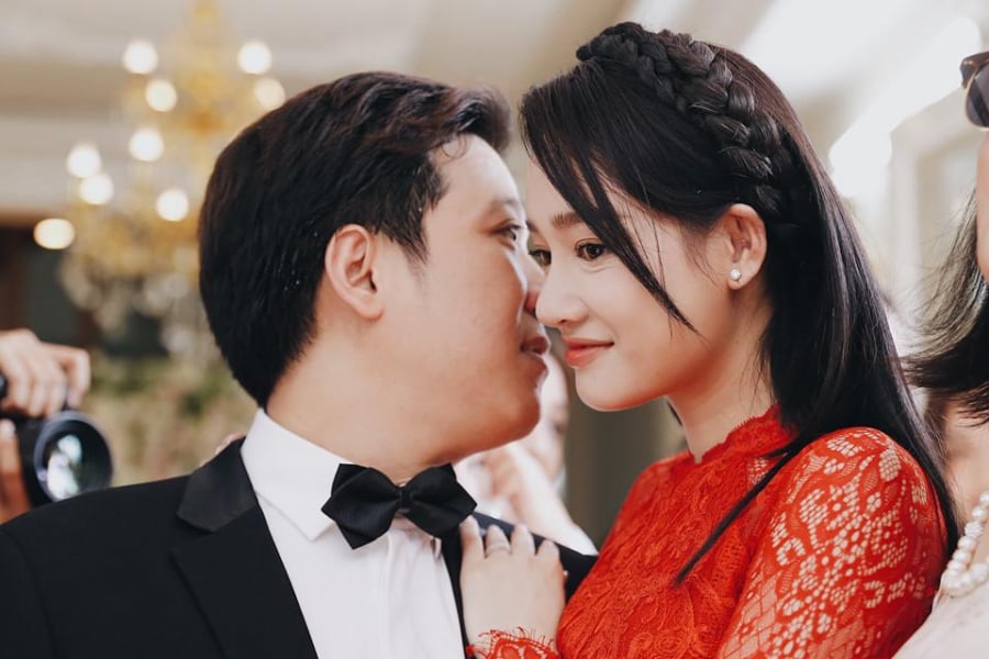 Đôi mắt nhăn nheo là khuyết điểm lớn trên gương mặt Nhã Phương.