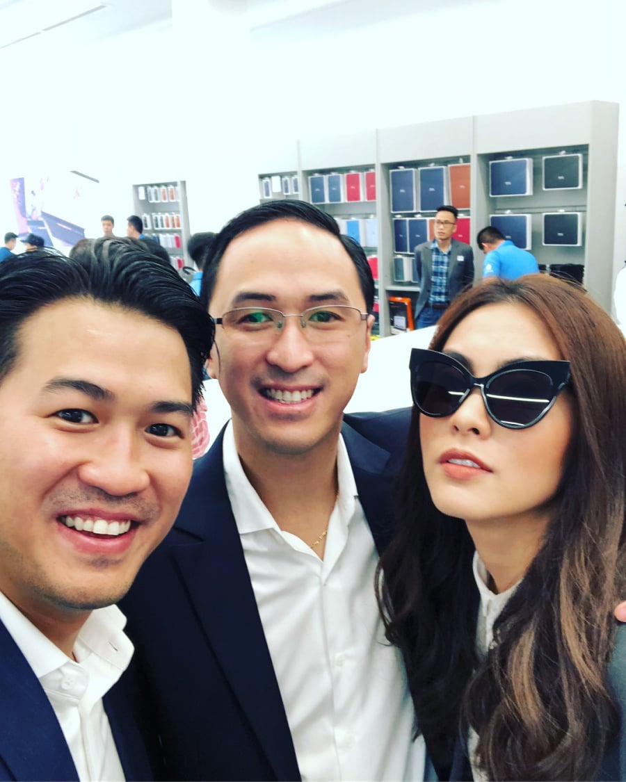 Phillip Nguyễn bên anh trai Louis Nguyễn và chị dâu Tăng Thanh Hà.