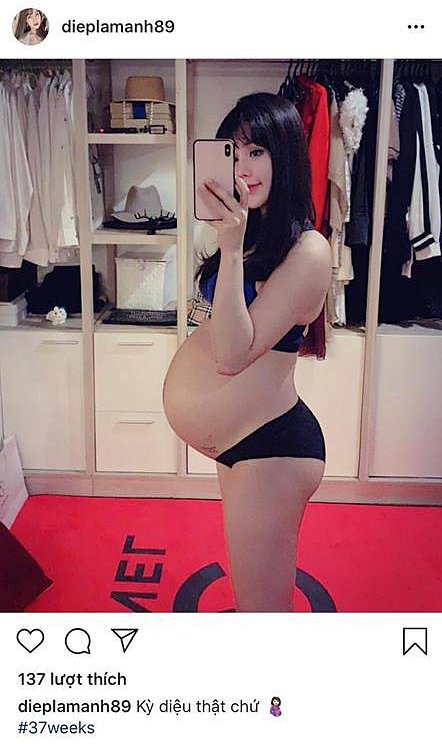 Trên trang Instagram cá nhân, Diệp Lâm Anh vừa đăng tải hình ảnh khoe dáng trong những ngày cuối cùng của thai kì. Theo đó, Diệp Lâm Anh để lộ luôn phần bụng lớn vượt mặt cùng dòng caption: “Kỳ diệu thật chứ”, chính thức bước vào tuần thứ 37 và chuẩn bị chào đón công chúa nhỏ chào đời. Có thể thấy, dù kề cận ngày sinh nở, cựu người mẫu kiêm vũ công vẫn giữ được vóc dáng khỏe khoắn và gương mặt không quá tròn trịa nhờ duy trì chế độ ăn uống, tập luyện hợp lý để con đầu lòng được khoẻ mạnh. (vietgiaitri)