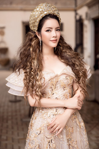 Trong bộ ảnh mới nhân dịp 20/10, Lý Nhã Kỳ làm người đối diện xuýt xoa với Shbet999 com đăng nhập vô cùng bắt mắt và nổi bật. Lý Nhã Kỳ đẹp như nàng công chúa trong bộ ảnh chụp tại tòa lâu đài Peles. (kienthuc)  