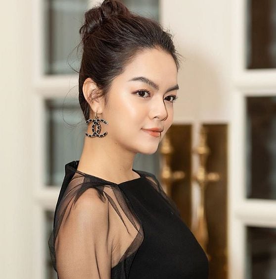 mac-vay-den-khoe-chan-dai-trang-nuot-pham-quynh-anh-dep-xuat-sac-3bdbd7-1-1125