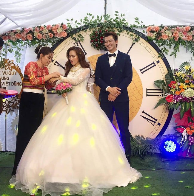 Theo Pha Lê, hôn lễ của diễn viên Hà Việt Dũng được tổ chức đơn giản và ấm cúng tại quê nhà Hoà Bình. Đính kèm chia sẻ, Pha Lê còn hé lộ một số hình ảnh của vợ chồng Hà Việt Dũng trong ngày trọng đại. Dù thông tin về cô dâu không được hé lộ nhưng có thể thấy, bà xã của Hà Việt Dũng sở hữu nhan sắc khá ấn tượng. Thậm chí, một số dân mạng còn nhận xét vợ nam diễn viên còn xinh đẹp không kém cạnh những người đẹp Vbiz. (kenh14)    