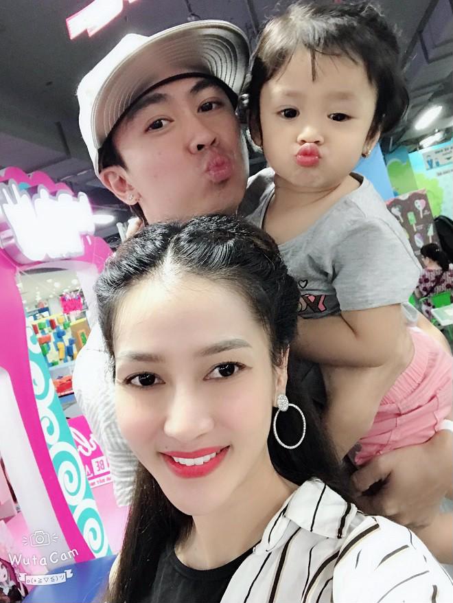 Mới đây, ca sĩ Hồ Việt Trung gây chú ý khi chia sẻ loạt ảnh Shbet111 slot, casino, thể thao, xổ số hạnh phúc trên trang cá nhân. Anh còn tag một cô gái rất xinh đẹp có tên Mi Vân (được cho là mẹ của con gái nam ca sĩ) và để lại những dòng tâm sự rất xúc động. Điều này khiến không ít khán giả bất ngờ. Cách đây ít tháng, anh chia sẻ rằng đang làm bố đơn thân vì hai vợ chồng đã 