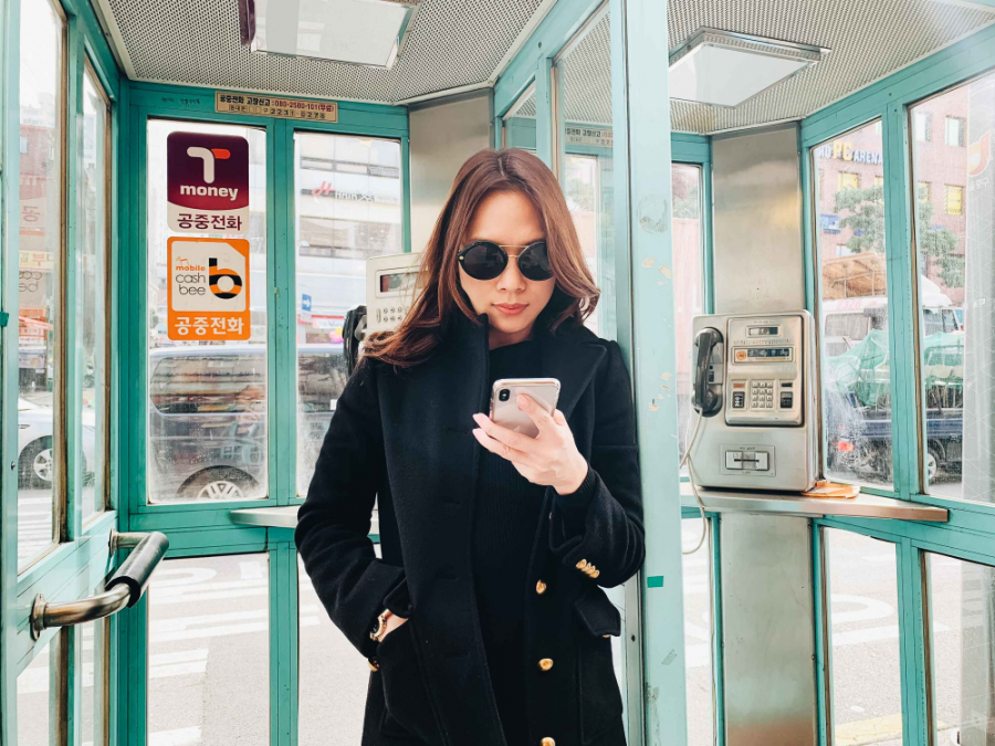 Mỹ Tâm đã đáp máy bay đến Seoul để chuẩn bị cho các công tác trước đêm nhạc First love. Diện áo trendcoat đen đơn giản, nữ ca sĩ lập tức thu hút sự chú ý của nhiều người đi đường. Được biết, cô tranh thủ dạo phố và nghỉ ngơi sau chuyến bay trước khi cùng ê kíp đến sân vận động Jangchung để kiểm tra sân khấu, âm thanh và ráp chương trình. (vtc)