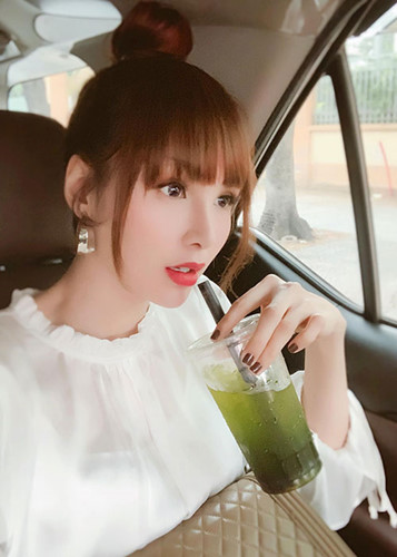 Mới đây, Hoa hậu Diễm Hương thích thú chia sẻ nhờ trang điểm, khi ra đường ai cũng hỏi cô sinh năm 1999 hay 2000. Thời gian qua, người đẹp sinh năm 1990 vướng tin đồn dao kéo bởi gương mặt khác xưa với chiếc mũi cao, thon gọn hơn và chiếc cằm dài bất thường. (kienthuc)