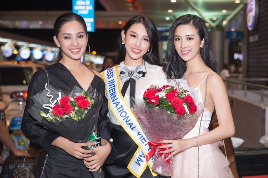 Người đẹp nhân ái Hoa hậu Việt Nam 2018 Nguyễn Thúc Thuỳ Tiên đã chính thức lên đường đến Nhật Bản để chuẩn bị cho hành trình của mình tại cuộc thi Miss International 2018. Gia đình, ekip cùng có mặt để tiễn người đẹp. Đặc biệt, Hoa hậu Việt Nam 2018 Trần Tiểu Vy và Á hậu 2 Thúy An đã xuất hiện khiến Thuỳ Tiên vô cùng xúc động. (kenh14)