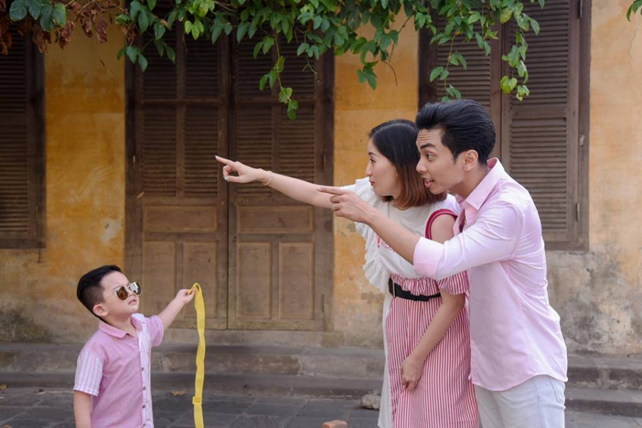 Cặp đôi tạo dáng nhí nhảnh bên cậu con cả Kubi.