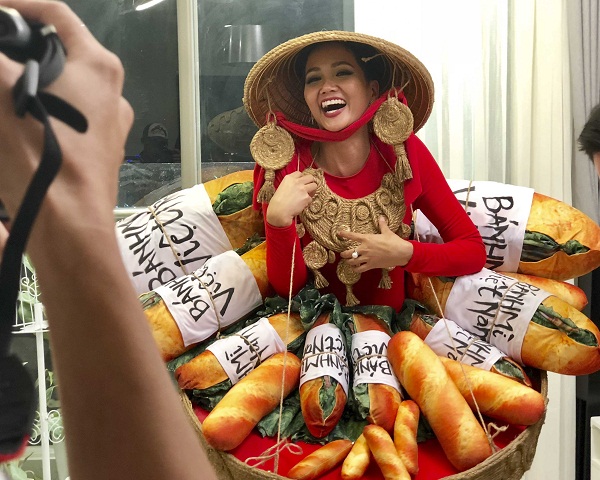 Hoa hậu H'Hen Niê trong bộ quốc phục đính bánh mì đã gây sốt mạng xã hội những giờ qua. Có thể nói, đây là lần đầu tiên có một bộ quốc phục được lấy cảm hứng từ Shbet0099 cá cược trực tuyến vô cùng dân dã và quen thuộc của Việt Nam. Đông đảo người hâm mộ nhận định rằng với bộ Shbet999 com đăng nhập này H’Hen Niê sẽ gây ấn tượng mạnh mẽ trên sân khấu của Miss Universe 2018. (phunutoday)