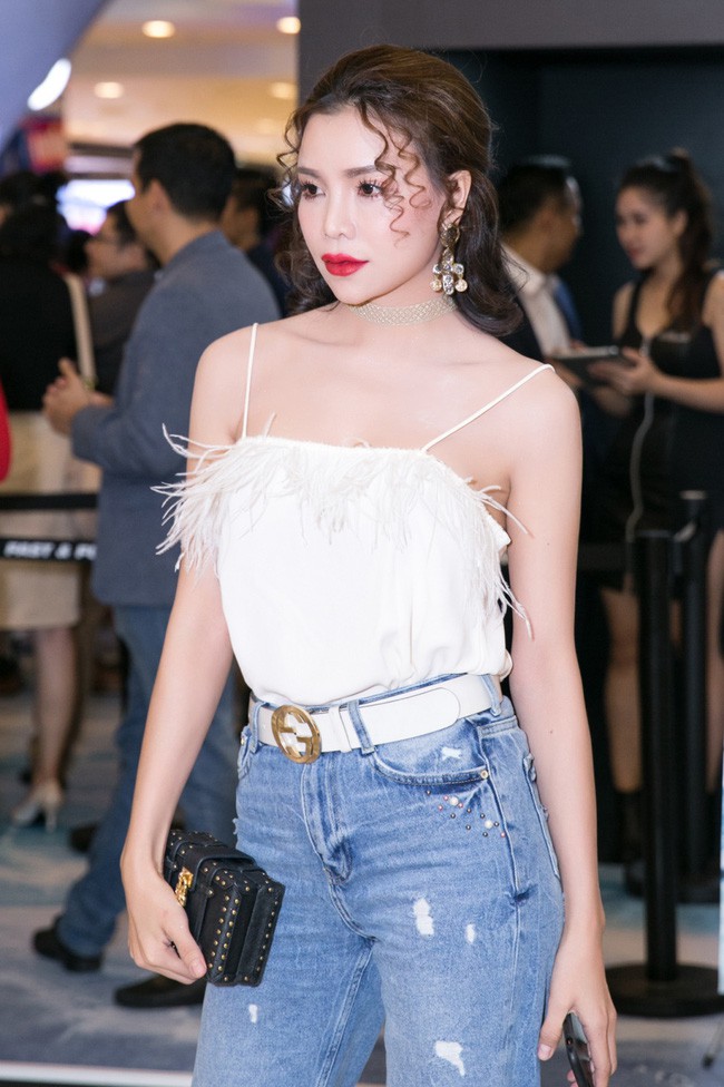 Trà Ngọc Hằng từng xuất hiện với gương mặt sưng phù, cả phần môi cũng căng mọng nhìn tều hẳn lên, dấy lên không ít nghi vấn thẩm mỹ.