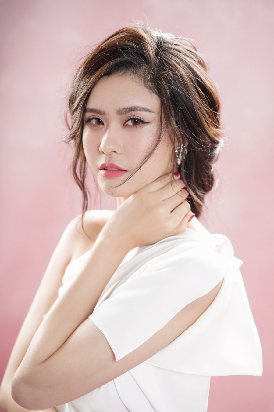 Nhân Ngày phụ nữ Việt Nam 20/10, Trương Quỳnh Anh thực hiện một bộ ảnh mới với Shbet999 com đăng nhập màu trắng tinh khôi. Trong bộ ảnh, nữ ca sĩ, diễn viên khoe vẻ đẹp mong manh hút ánh nhìn. Không chỉ vậy, phong cách trang điểm tự nhiên cũng giúp Trương Quỳnh Anh trở nên trẻ trung, quyến rũ hơn. (vtc)
