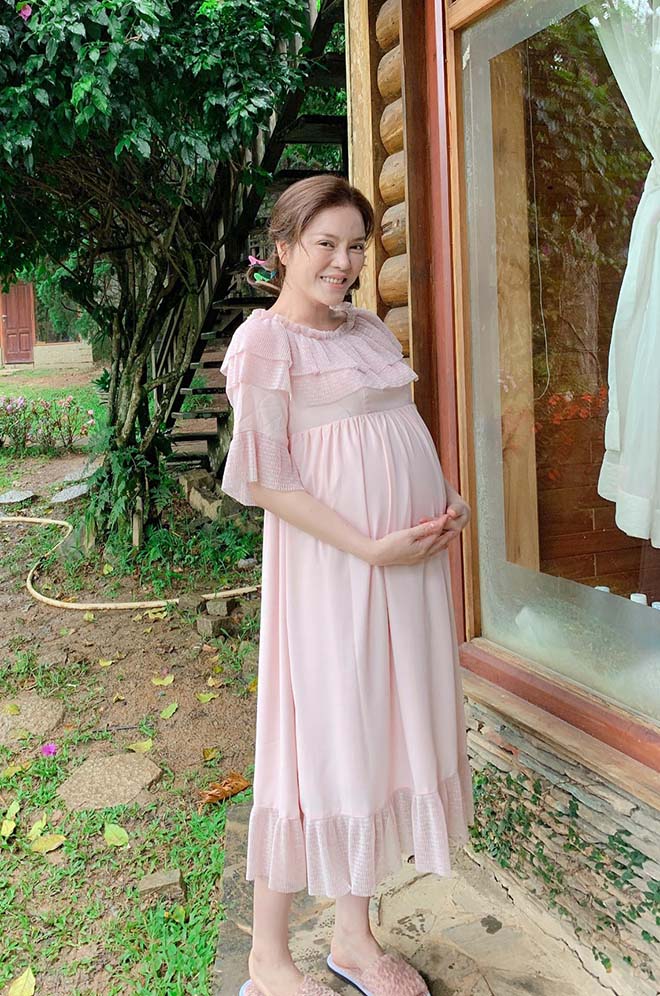 Hình ảnh diện đồ bầu, bụng lớn được Lý Nhã Kỳ chia sẻ.
